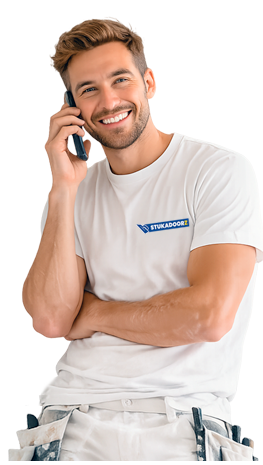 Stukadoorz medewerker aan de telefoon